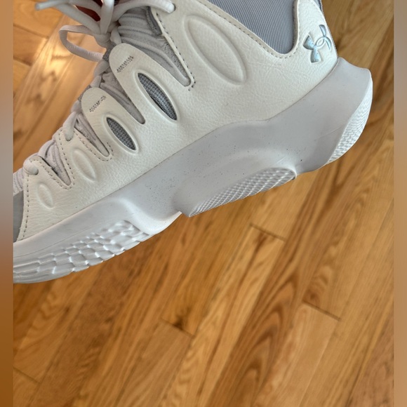 NEW Woman’s Flow Breakthru Basketball Shoes - Picture 4 of 5